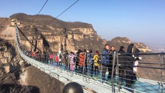 平山红崖谷玻璃吊桥开放 488米长度刷新世界纪