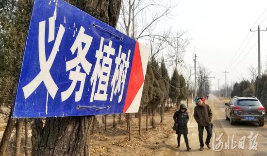 3月6日,石家庄小壁林区内,义务植树指示牌已悬挂到位。今年小壁林区春季义务植树时间为3月10日至3月19日,计划栽植苗木2万余株。河北日报客户端记者田明摄