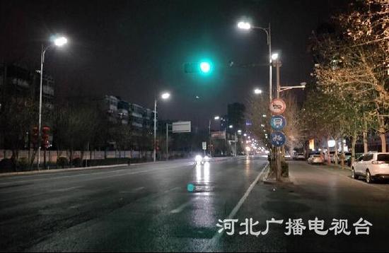 今晨6时,石家庄43中附近富强大街街景。(逸兴 摄)