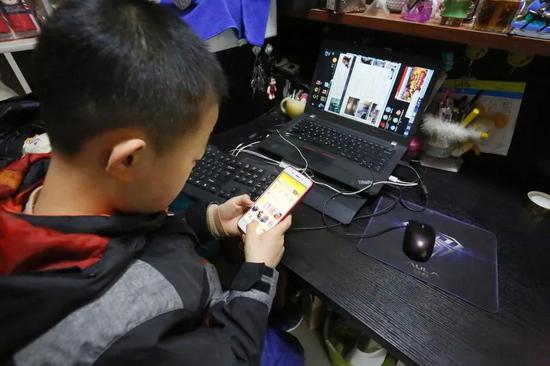 保定小学生一天打赏网游主播7000元 母亲哭诉