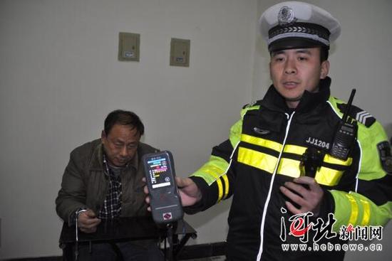 酒精测试显示轿车司机是酒驾。