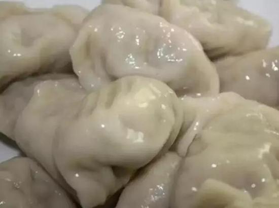 饺子煮熟后,放在事先凉好的温开水中过一下,再装盘就不会粘在一起了。