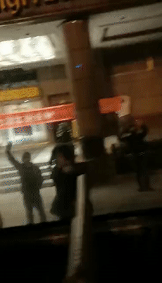 意外,感动!夜色中,武汉市民自发沿街列队,为医疗队队员送行。(孟景红提供)