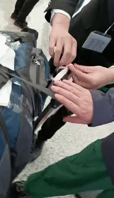 机场工作人员为我们的行李做了特殊的标记。(孟景红提供)