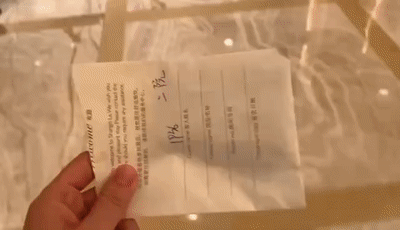队员们办理退房手续,与酒店工作人员互道再见。(刘思思提供)