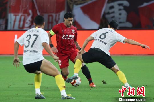 “绿巨人”胡尔克(中间)以一敌二。 申海 摄