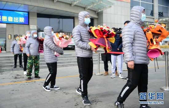 1月14日，在河北省胸科医院，治愈出院的新冠肺炎患者等车前往集中隔离点。 新华社记者 金皓原 摄