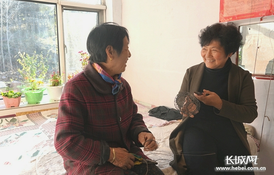 张桂贞（右）和张鸣凤一起编铁艺灯笼骨架。长城网·冀云客户端记者 吴新光 张嘉琪 摄