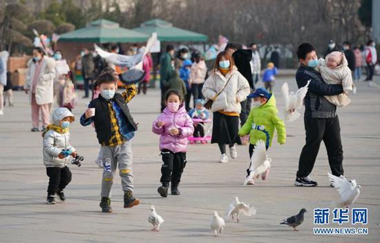 2月1日，几名儿童在石家庄市文化广场上游玩。新华社记者 牟宇 摄
