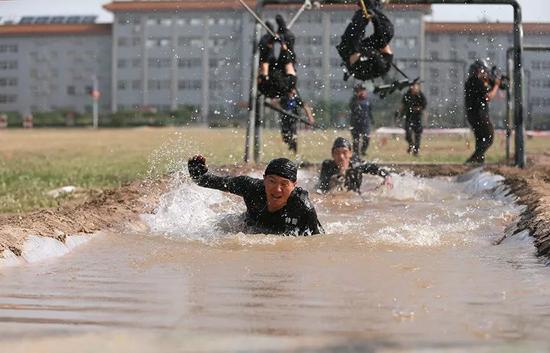 河北省公安机关国庆70周年安保誓师大会暨特巡警实战大练兵启动仪式在石家庄举行。