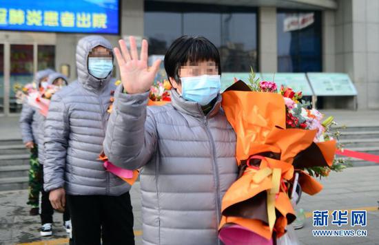  1月14日，在河北省胸科医院，治愈出院的新冠肺炎患者等车前往集中隔离点。1月14日，河北省胸科医院首批12名新冠肺炎确诊患者治愈出院，这是本轮疫情中河北首批出院患者。18名无症状感染者解除集中医学观察，均转入康复阶段。新华社记者 金皓原 摄