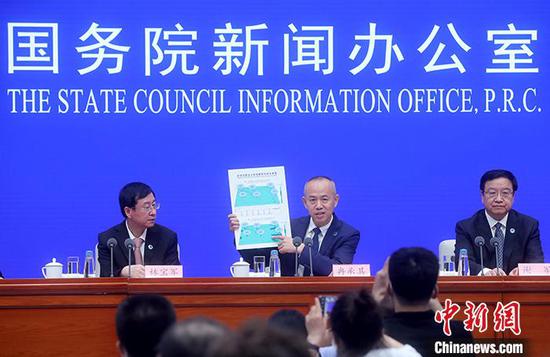 8月3日,国务院新闻办公室在北京举行新闻发布会,介绍北斗三号全球卫星导航系统建成开通有关情况。中国卫星导航系统管理办公室主任、北斗卫星导航系统新闻发言人冉承其展示“全球范围北斗系统服务性能示意图”。 中新社记者 张宇 摄