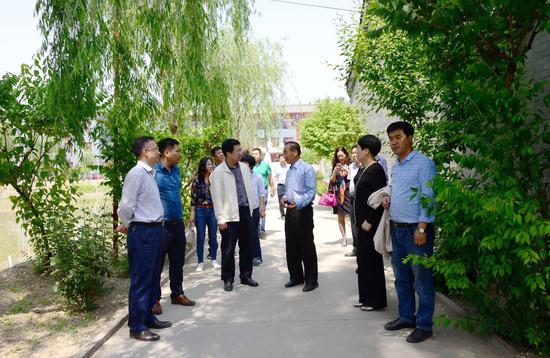 图为政协委员走进高碑店“最美园林学校” 高碑店市新城紫泉中学。