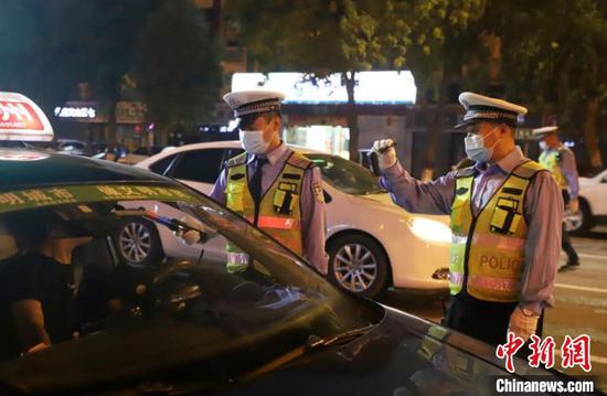 图为沧州交警在假期持续夜查酒驾。河北省交管局供图