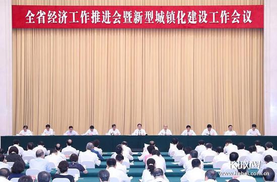8月2日上午,,全省經(jīng)濟(jì)工作推進(jìn)會(huì)暨新型城鎮(zhèn)化建設(shè)工作會(huì)議在石家莊舉行。這是會(huì)議現(xiàn)場(chǎng),。長城新媒體記者 龐曉瑋 攝