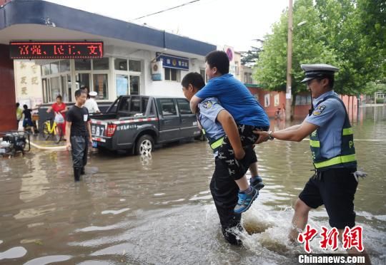 图为河北交警雨中执勤。警方供图