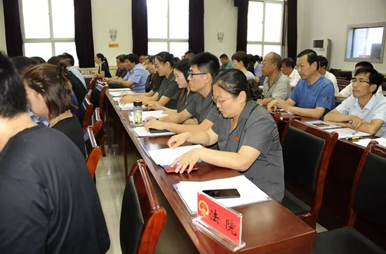 法、检、公部分干警及县直机关各部门人员列席
