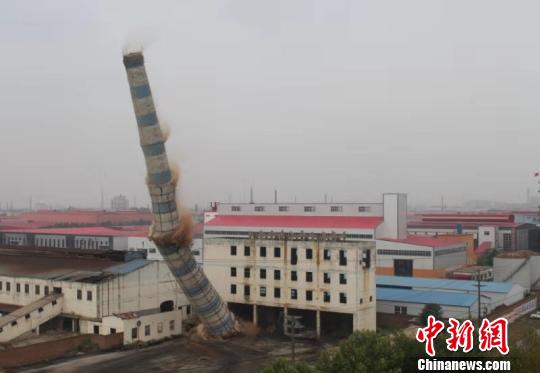沙河市集中拆除烟囱现场。 张鹏翔 摄
