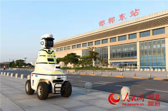 图为道路巡逻机器人交警。苗文金 摄