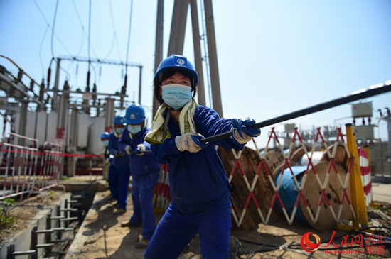 国网沧州供电公司工作人员在110千伏马厂站进行扩建工程保障城区可靠用电。 陶然摄