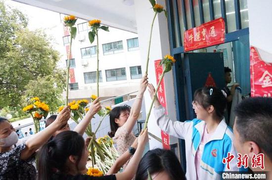 图为6月5日，河南郑州市第四中学高三学子考前收到向日葵。 中新社记者 韩章云 摄