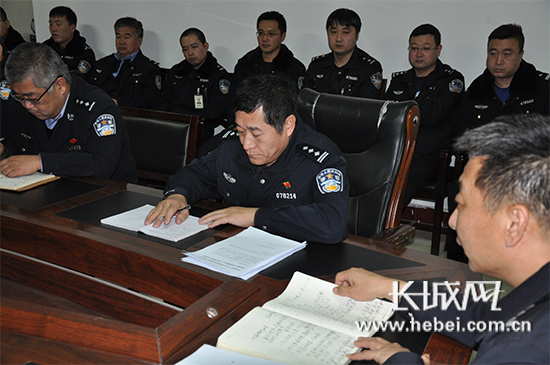  工作中的李向国（前排中间）。