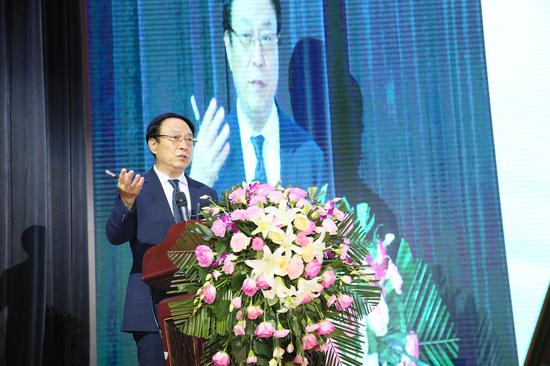 第五届中华健康节院士论坛上,吴以岭院士,指导如何疏解压力紧张综合征,静心安神享受生活。