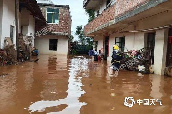 近日强降雨持续侵袭江西,各地城乡积涝严重。(图/ 曾位亮 刘海)