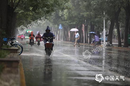 今早,石家庄市区出现短时降雨。(图/秦楠)