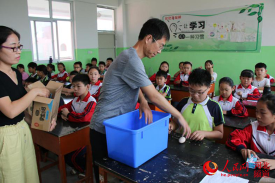 图为9月5日,河北省邯郸市广平县十里铺中心小学老师在给学校每个班级分发牛奶、鸡蛋。