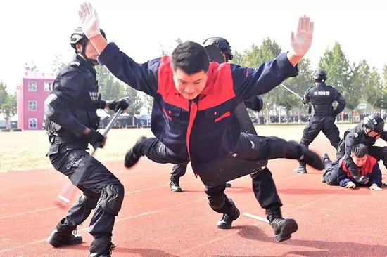 河北省公安机关国庆70周年安保誓师大会暨特巡警实战大练兵启动仪式在石家庄举行。