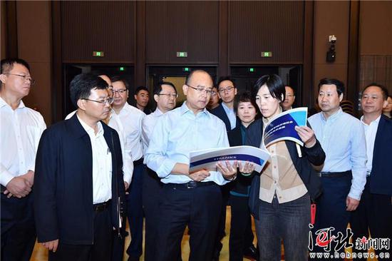 10月7日,省长许勤来到2019中国国际数字经济博览会举办地——石家庄(正定)国际会展中心,现场检查筹备情况,研究调度有关事项。这是许勤实地检查场地布置、接待服务等准备情况。 记者孟宇光摄