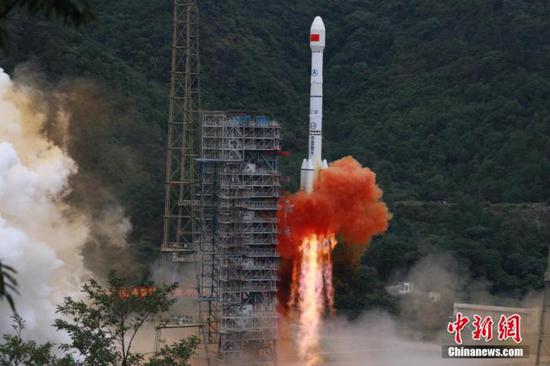 图为北京时间6月23日9时43分,中国在西昌卫星发射中心用长征三号乙火箭发射北斗三号全球卫星导航系统最后一颗组网卫星。 胡煦劼 摄