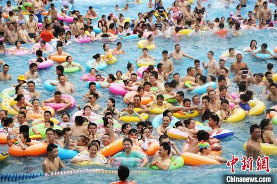8月10日,重庆市民冲浪消暑 杨孝永摄