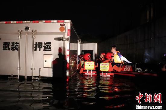 运钞车被困雨后积水中（资料图）邯郸市消防支队供图