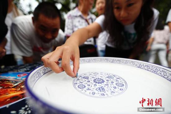 资料图:图为民众体验投针验巧。