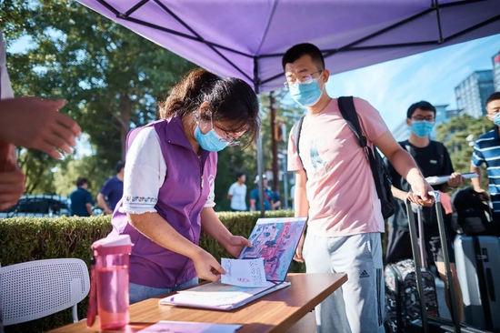 清华大学研究生新生报到现场。清华大学供图