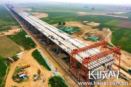 航拍雄安站西侧干路项目新盖房特大桥建设现场。