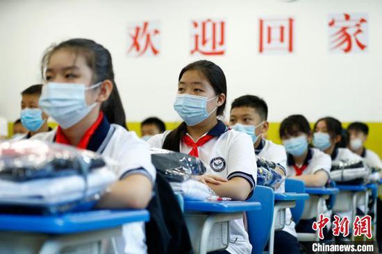 8月29日起,北京中小学校各年级分批、错峰开学。图为北京市丰台区丰台二中初一、高一等年级学生正式开学。 富田 摄