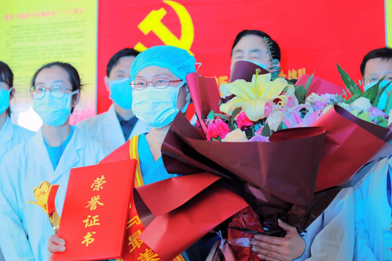 市人民医院检验科副主任陈玉兰(中)获得第四届“最美廊坊人”荣誉称号。