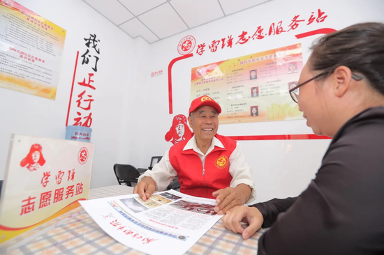 第七届河北省道德模范78岁的马贺年在国际花园社区学雷锋志愿服务站为辖区居民排忧解难。