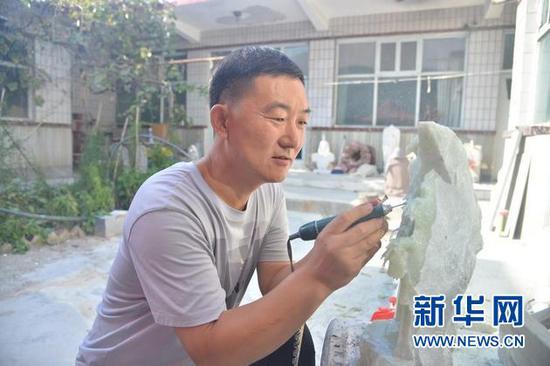 9月11日,河北省工艺美术大师马腾原在雕刻作品。