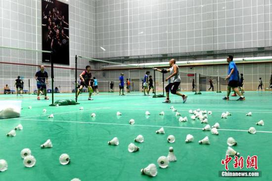 资料图:民众在羽毛球馆打球。 中新社记者 吕明 摄