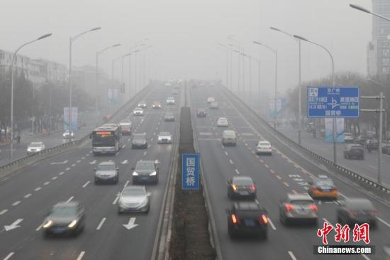 资料图：车辆在雾霾中行驶。 中新社记者 蒋启明 摄