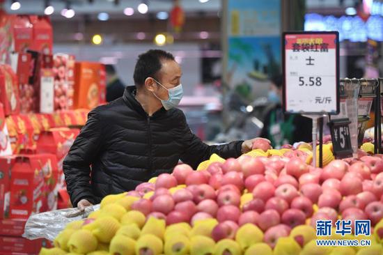 2月1日，市民在石家庄市裕华区一超市选购水果。新华社记者 朱旭东 摄
