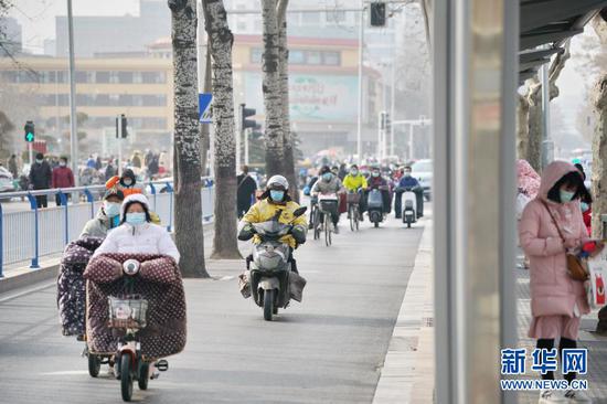  2月1日，市民在石家庄市区道路上骑行。新华社记者 牟宇 摄