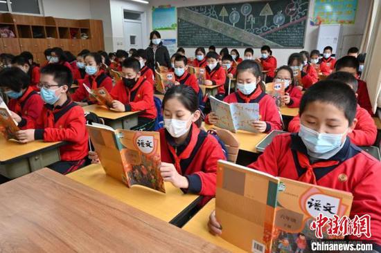 资料图:3月1日下午,河北石家庄翟营大街小学,学生们开启新学期第一节课。 翟羽佳 摄