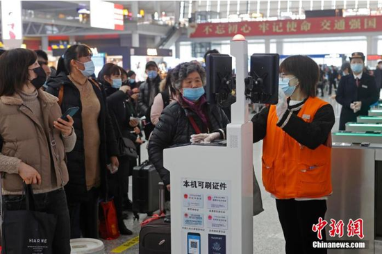 资料图：旅客在铁路上海虹桥站验票上车。 殷立勤 摄