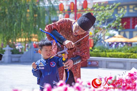游客在方特国色春秋主题乐园游玩。 徐家鹏摄