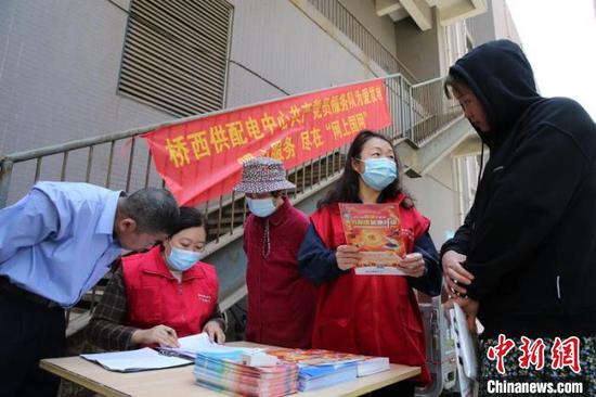 图为国网石家庄供电公司桥西供配电中心党员服务队为社区居民提供一站式服务。 康伟 摄